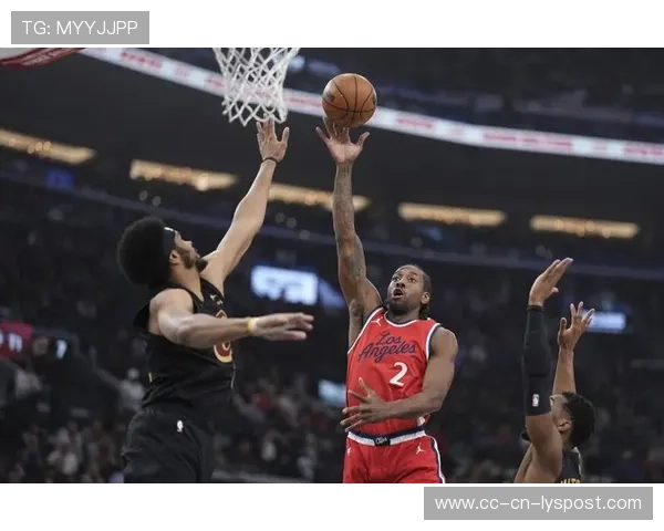 伦纳德底线接球补篮得手，快船守住领先